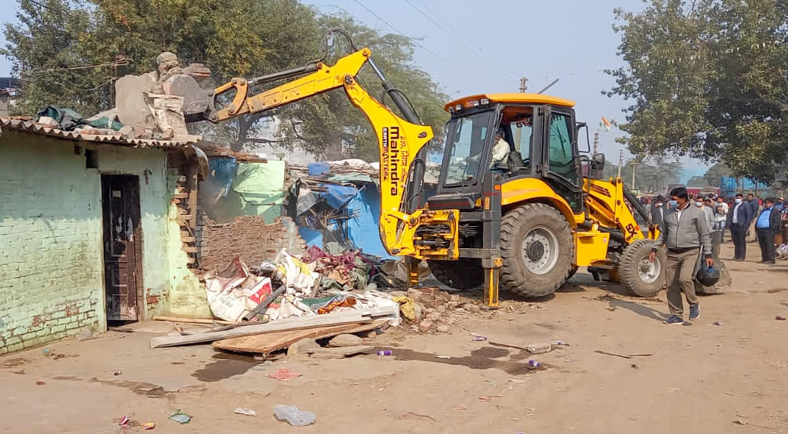 Stones pelted at corporation team that went to remove slums, JCB glass broken