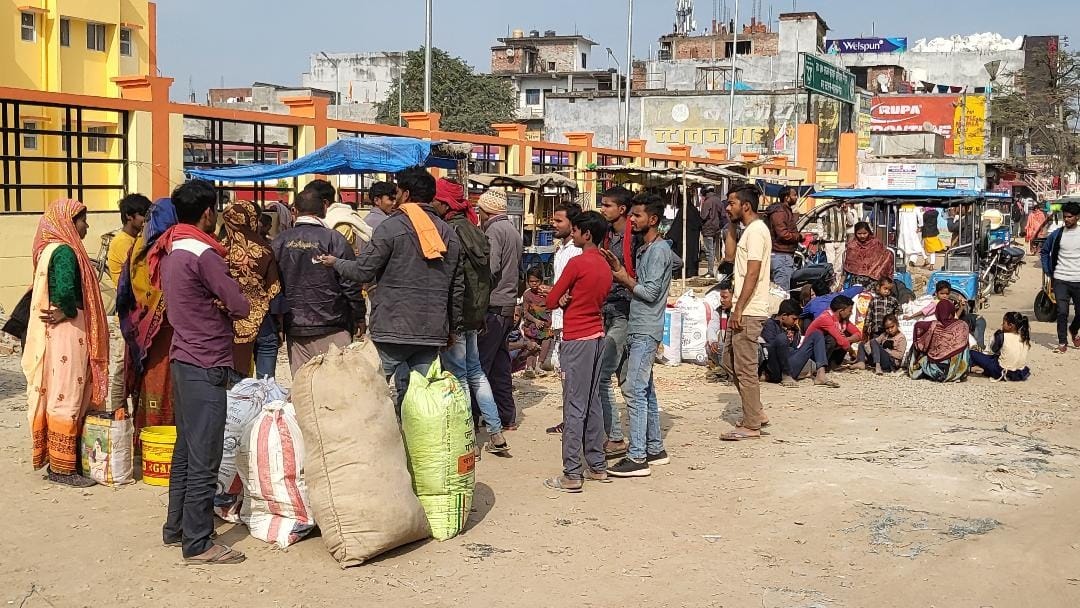 Buses to Gorakhpur and Thuthibari were not found for an hour in the afternoon, passengers worried