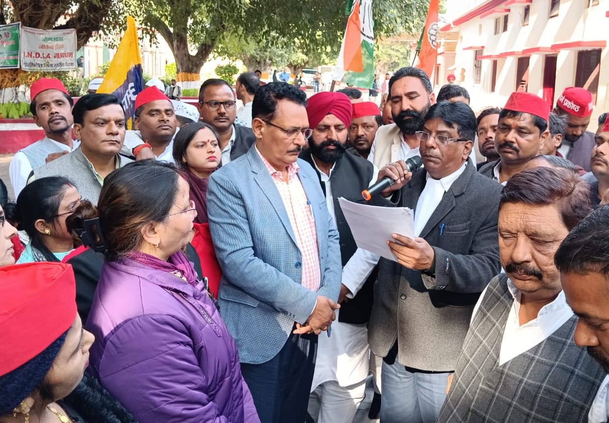 SP along with India alliance staged strike at Collectorate in protest against suspended MPs