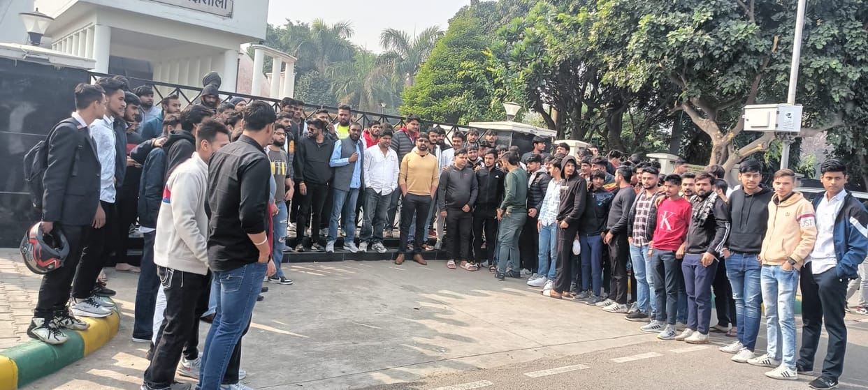 Glass of VC office broken in scuffle with security guards