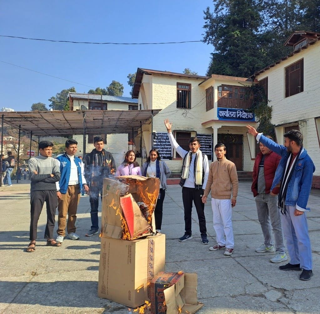 Students burnt the effigy of SSJ administration