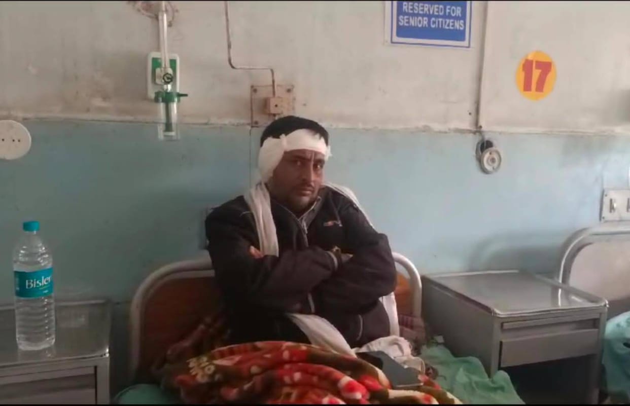 Ear cut off by attack with a sword in dispute, injured