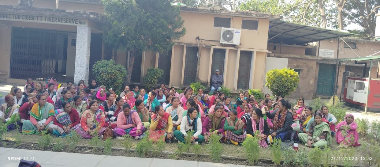 Villagers create ruckus at Corbett office