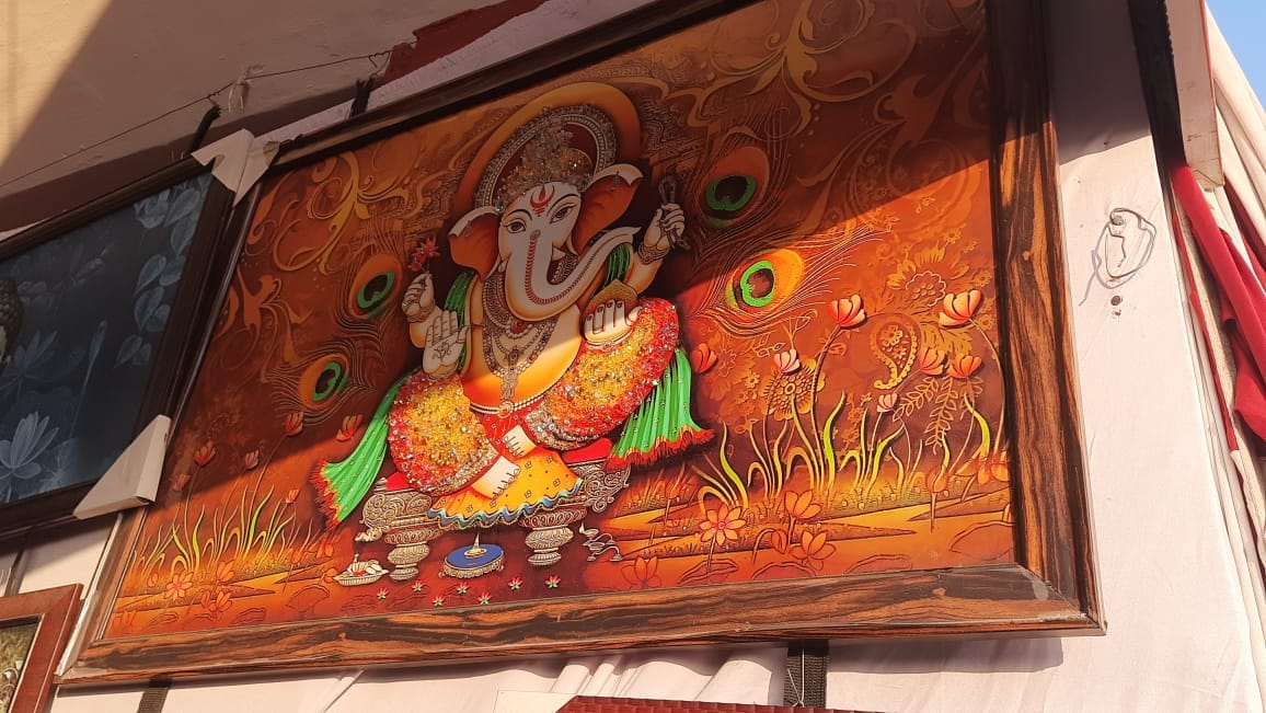 Tourists are enjoying canvas painting during the festival.