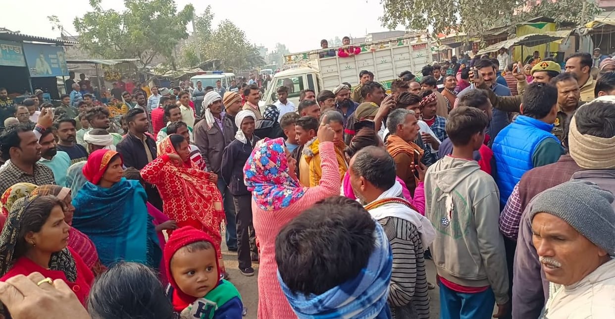 Villagers blocked Narai intersection by placing woman's dead body