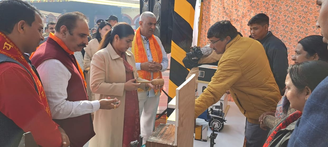 International Gita Mahotsav had a colorful start, various departments set up stalls and gave information about the schemes.