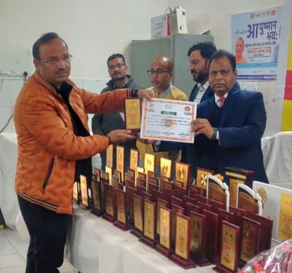 Shahjahanpur News: 79 स्वास्थ्य कर्मियों को मिला कायाकल्प सम्मान 79 health workers received Kayakalp Award