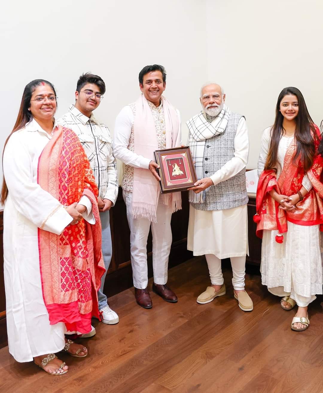 MP Ravi Kishan met the Prime Minister with his family