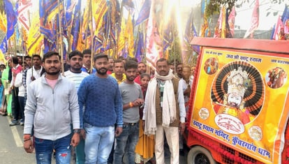 Budaun News: खाटू श्याम मंदिर के स्थापना दिवस पर निकली निशान यात्रा Nishan Yatra started on the foundation day of Khatu Shyam Temple