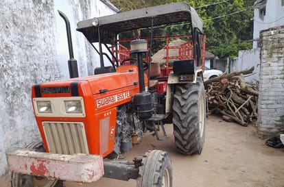 Tractor-trolley full of wood caught, report on two