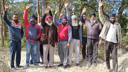 Farmers angry over lack of cleanliness in Shahgarh Minor, demonstrated