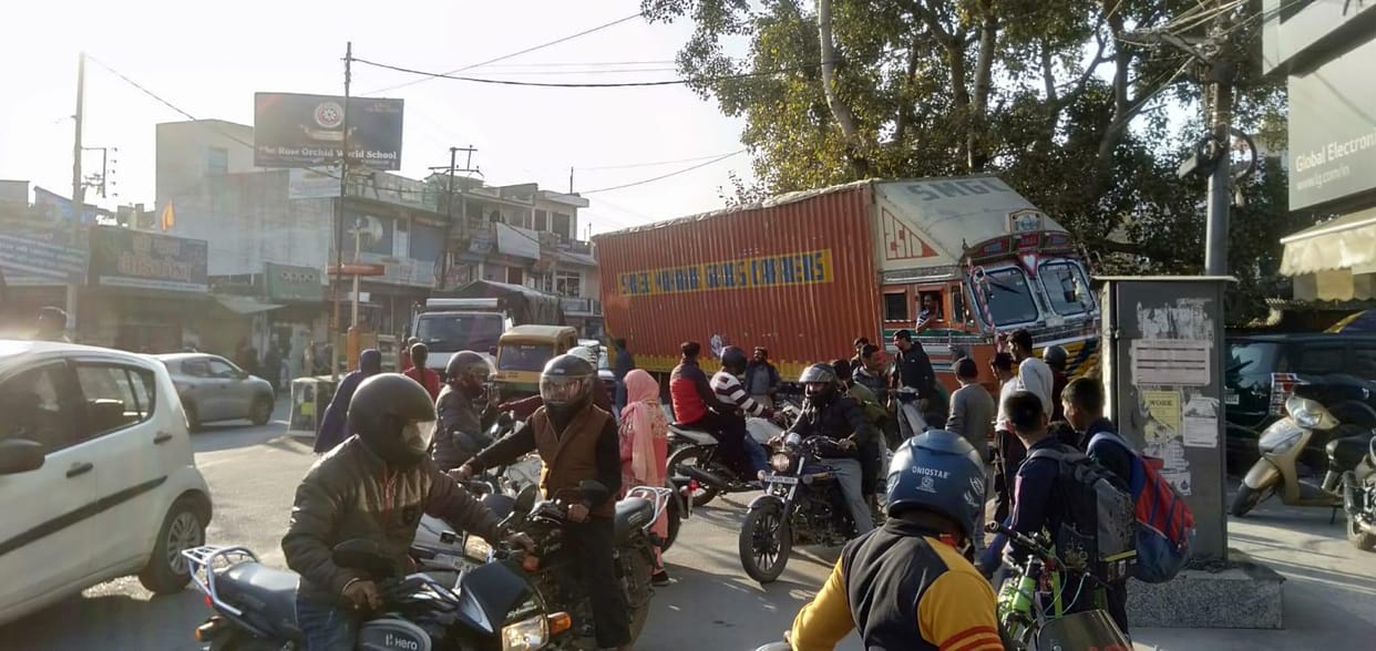 traffioc closed in bagani baipass due to truck fault