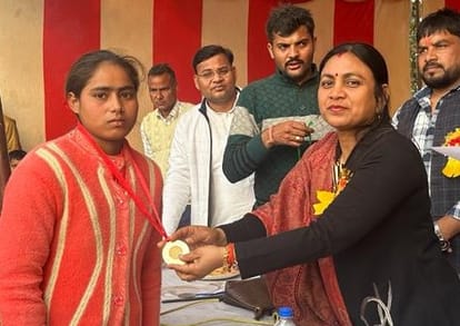 Ankit won in 100 meters and Kirti won in 400 meters.