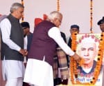  सिंघानी के अन्नदाता सम्मेलन में पूर्व प्रधानमंत्री चौधरी चरण सिंह के चित्र पर पुष्प अर्पित करत