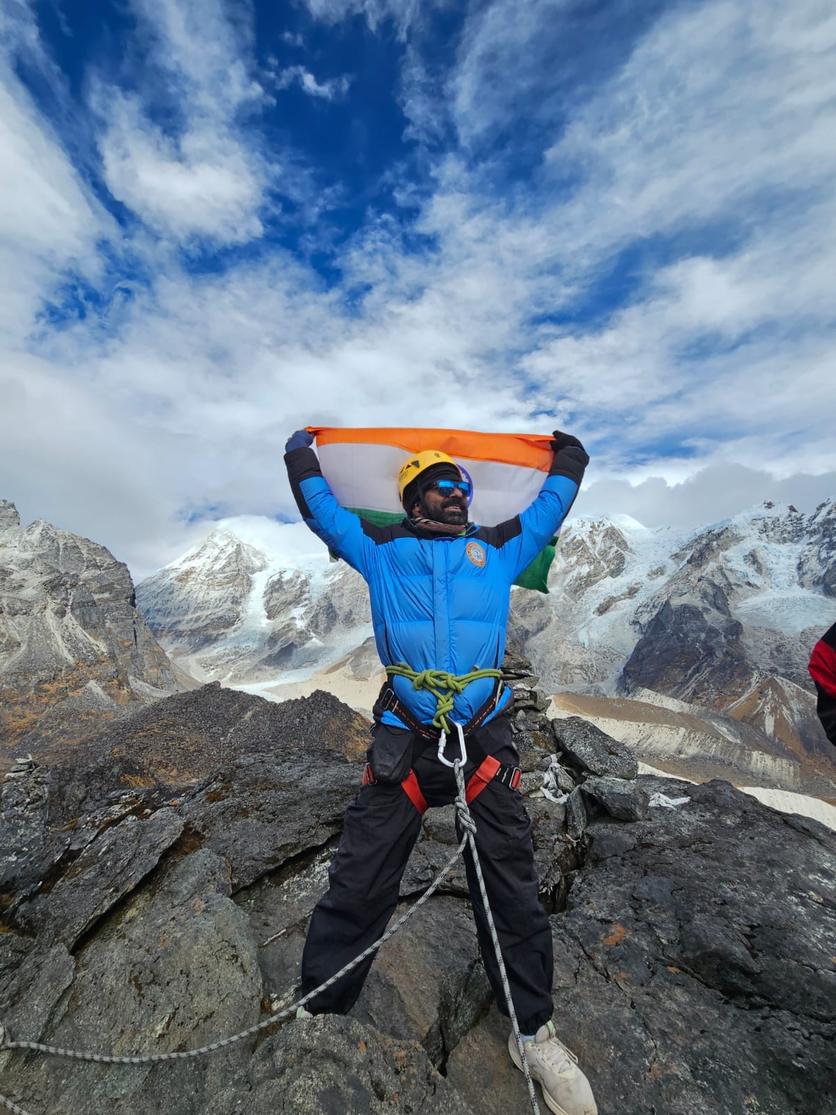 Teacher Sandeep Chahal hoisted the tricolor on 16500 feet high Renok Peak