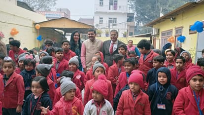 Honoring the winning students in childhood school