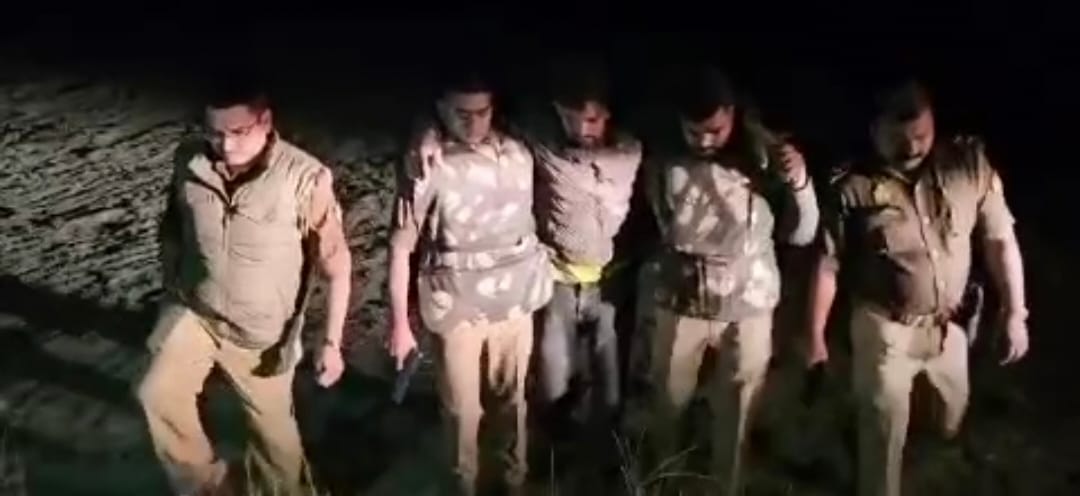 Three animal smugglers arrested in encounter, one shot