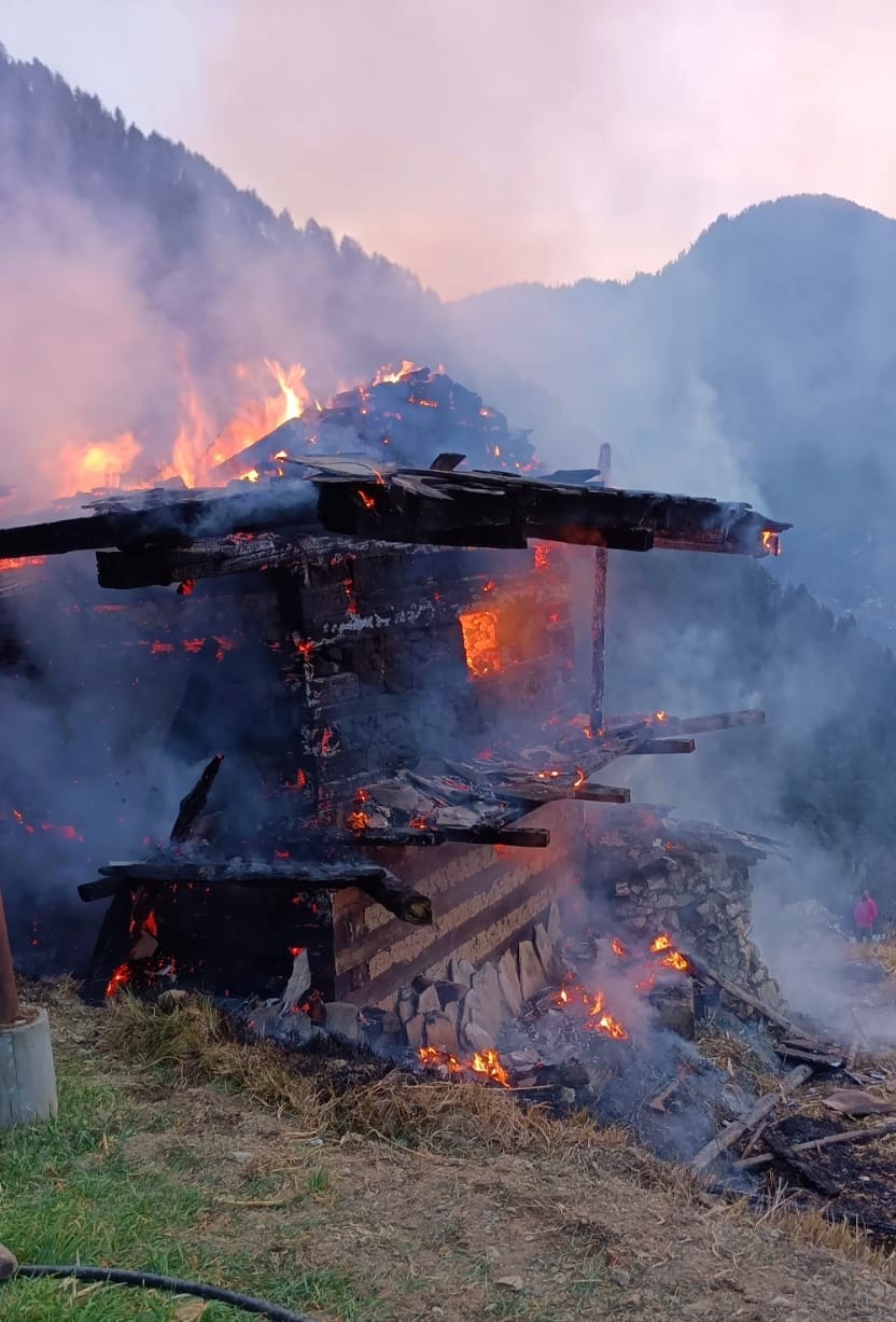 Cowshed burnt in Khandragi