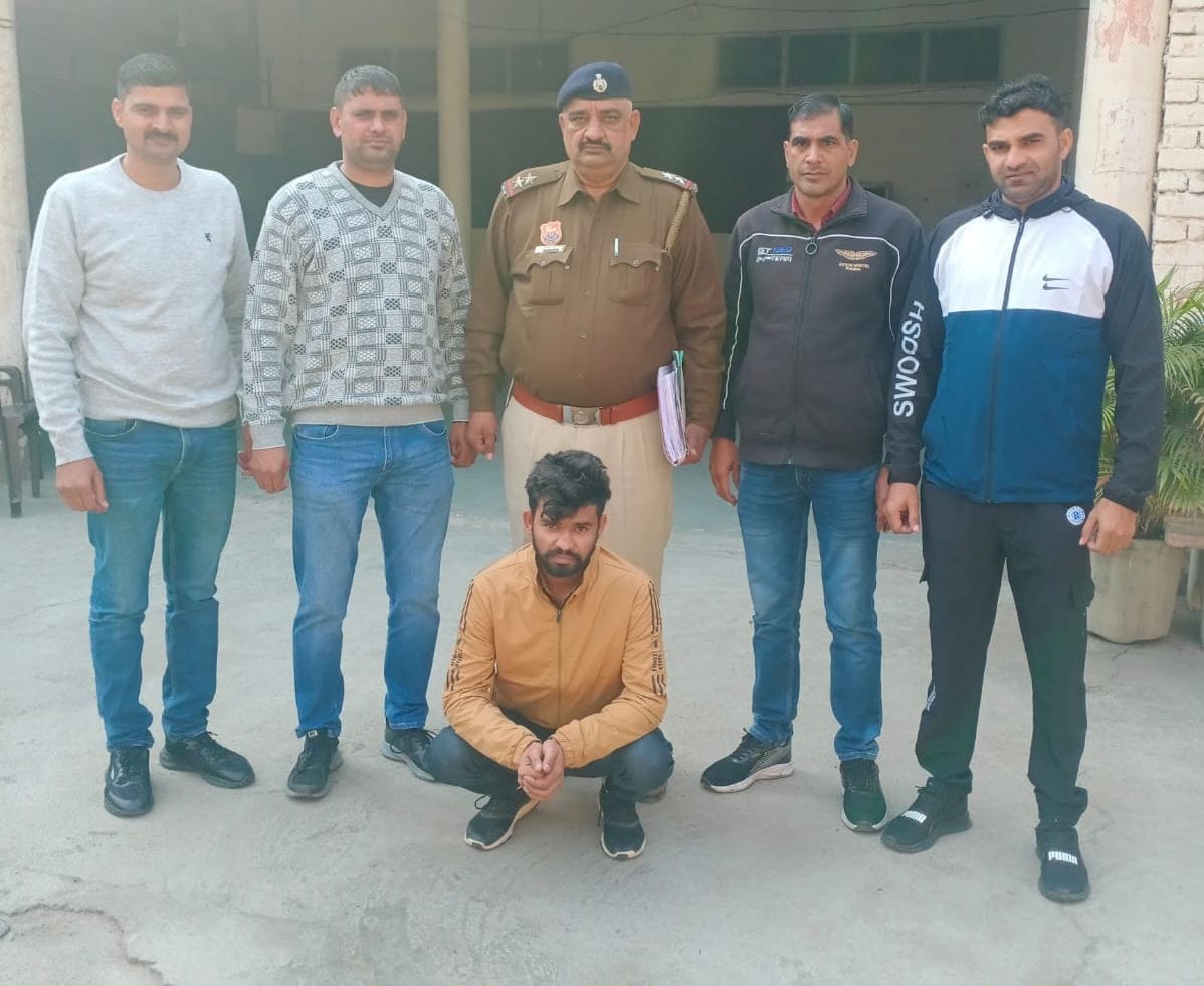 Reward of five thousand rupees arrested in double murder case