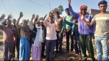 Pilibhit News: पाइप लाइन डालने के लिए खोदकर छोड़ दी सड़क, विरोध में प्रदर्शन Road left after digging for laying pipeline, demonstration in protest