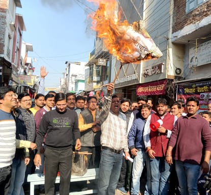 Angered by the attitude of the administration, traders demonstrated and burnt the effigy of corruption.