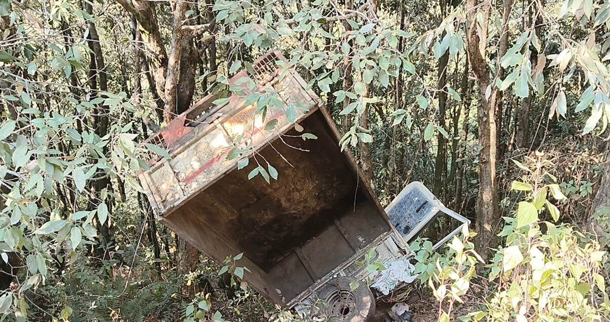 Three people injured when garbage vehicle falls into ditch