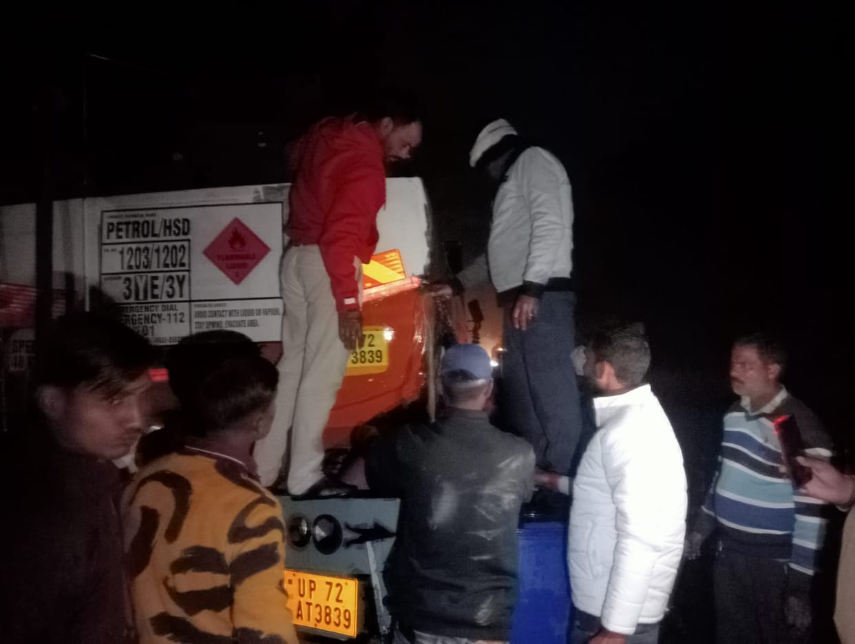 Trailer hits diesel tanker, thousands of liters of diesel wasted