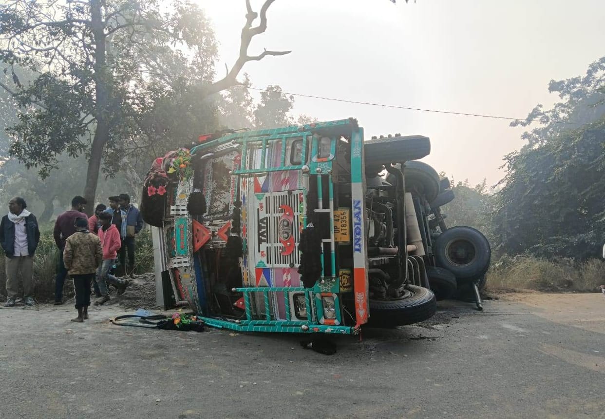 Three injured when sand laden truck overturns