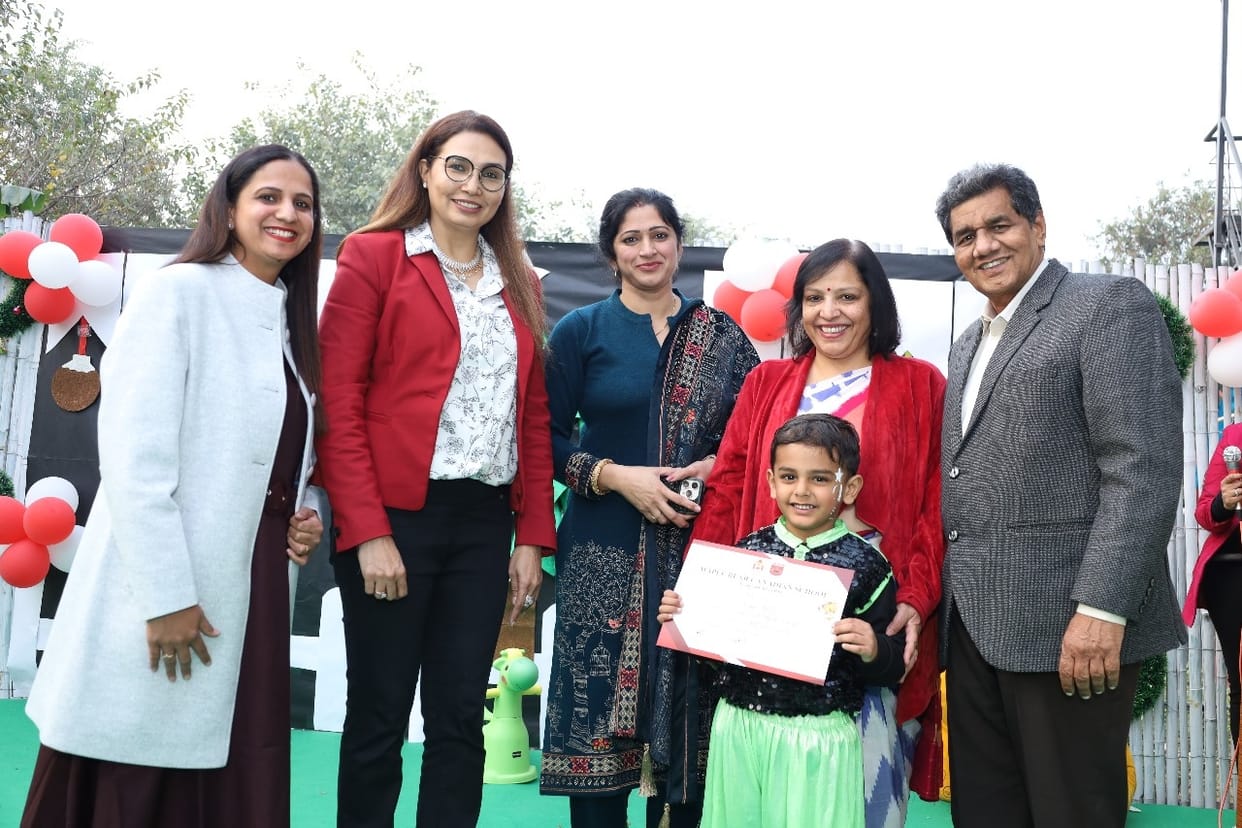 Children pretending to be Santa and distributed gifts, parents pampered them