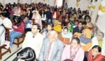 नया बाजार स्थित चर्च में प्रार्थाना सभा में मौजूद लोग । संवाद