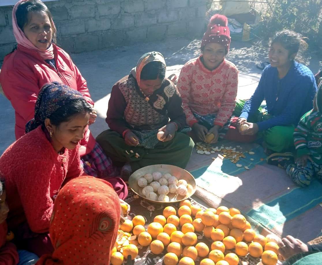 Giving training to women in making juice