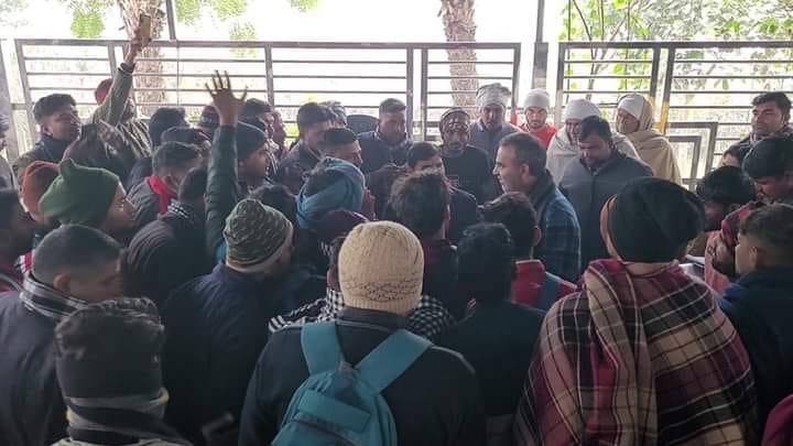 Demonstration at minister's residence for age relaxation in constable recruitment