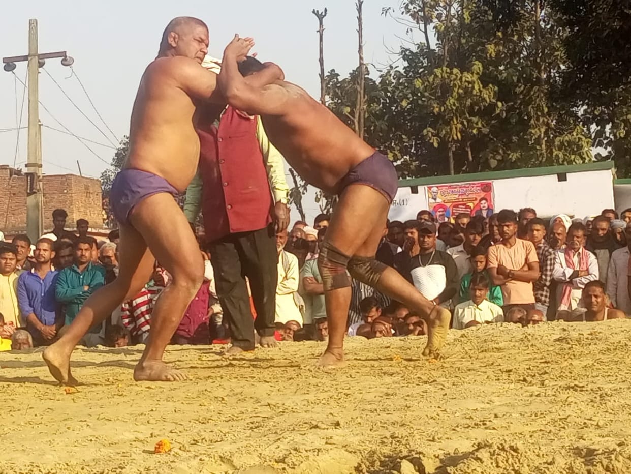 Pushpa wrestler of Padrauna defeated Priya of Gorakhpur in wrestling.