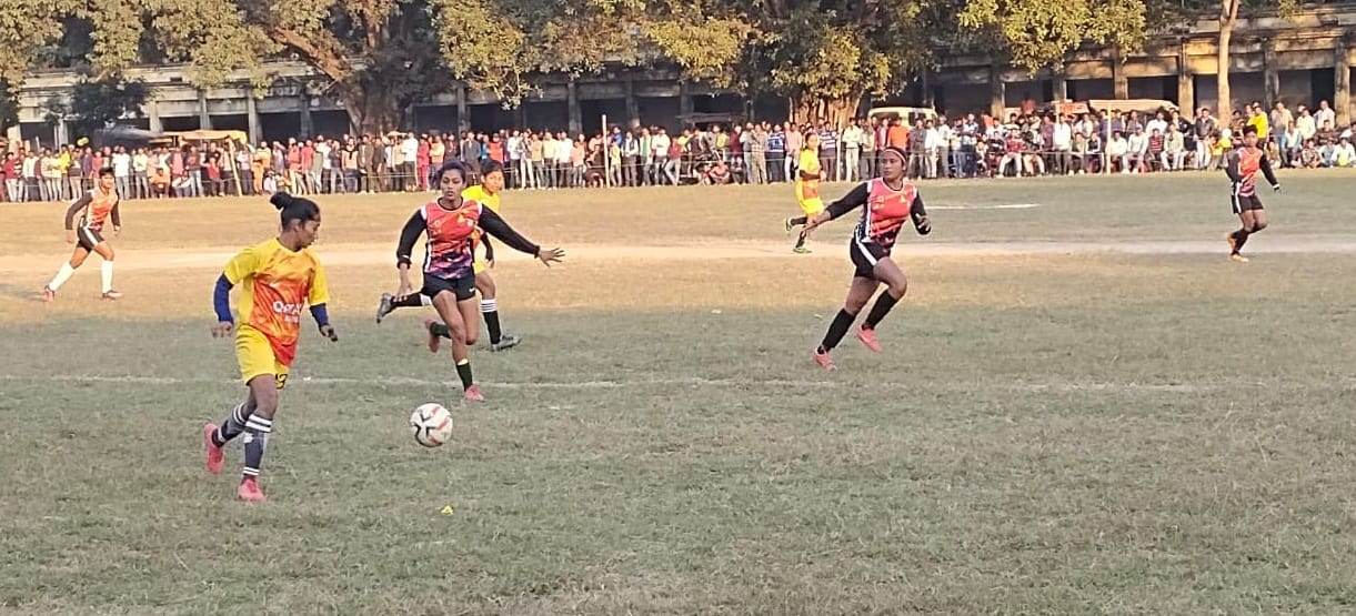 Gorakhpur's men's and Siwan's women's team won in football