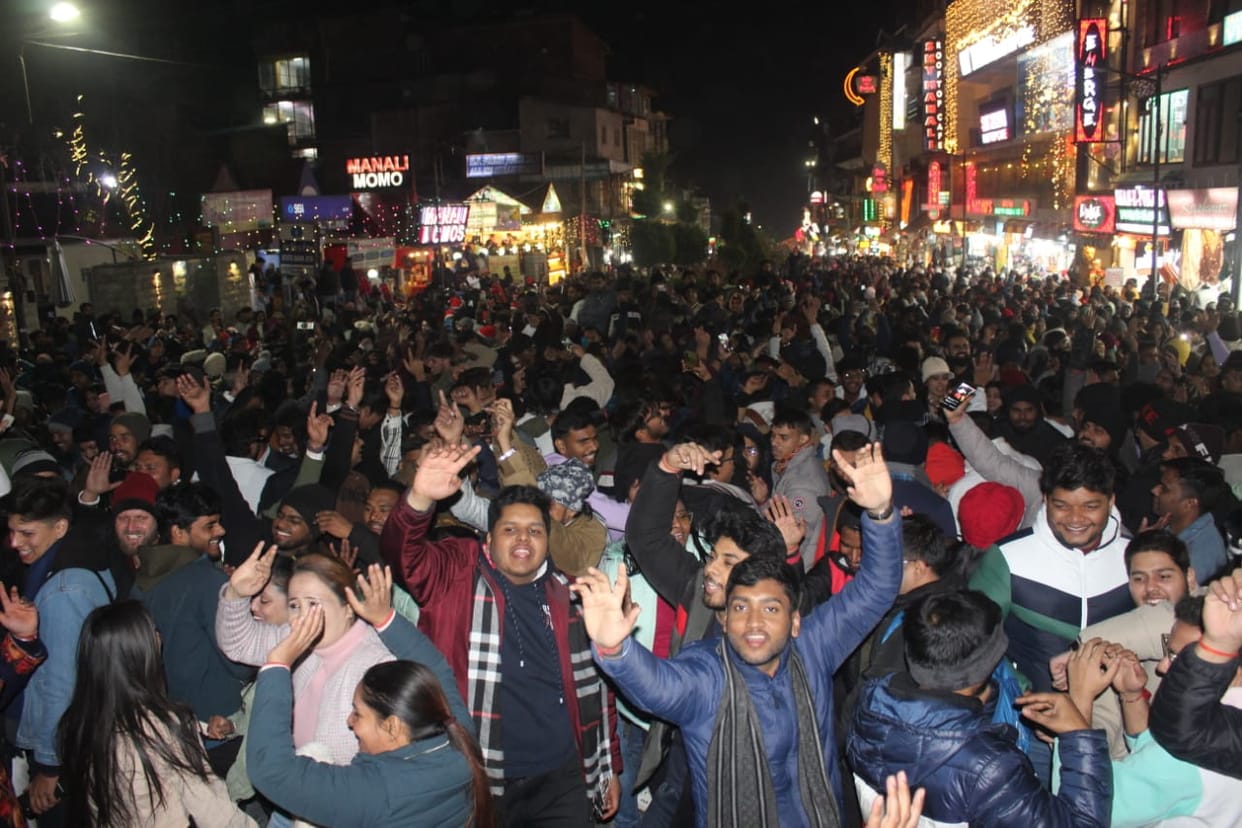 Tourists danced to DJ in Manali, groups danced till late night
