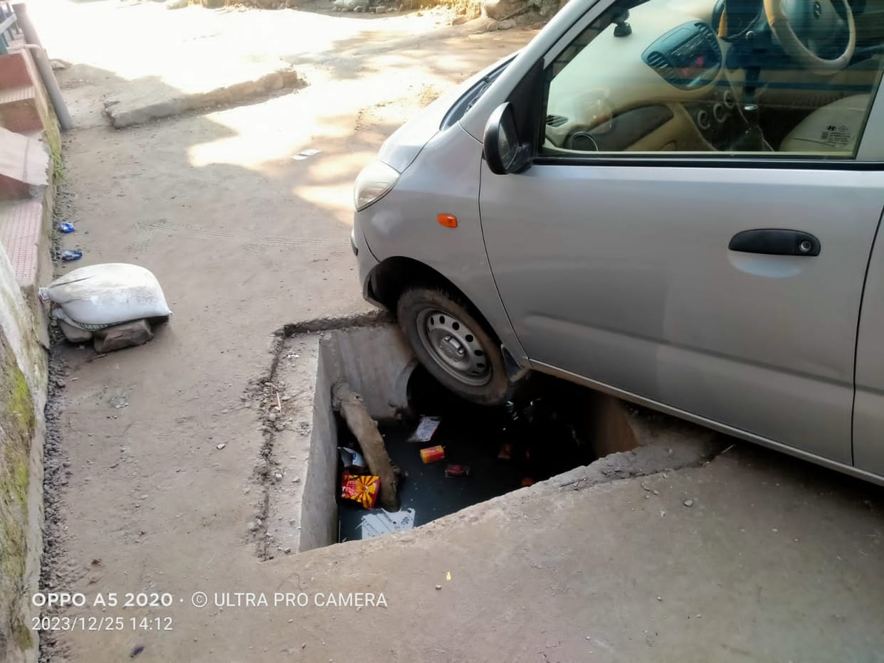 Car stuck in open chamber in Nadaun