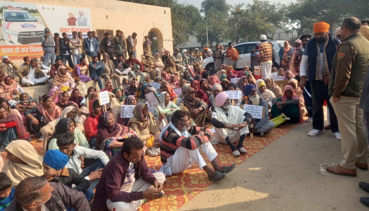 People of seven villages staged a protest in Odhan police station