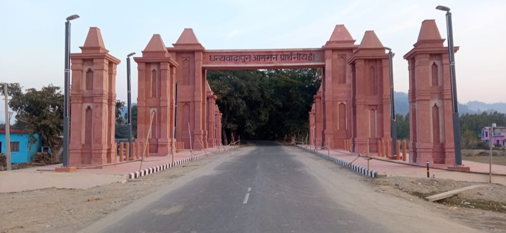 Tourists are becoming convinced of the beauty of the entrance gate built in Kalagarh.