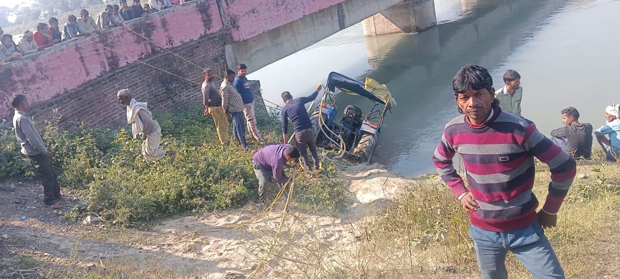 Tractor-trolley fell in Sharda canal, farmer saved his life by swimming