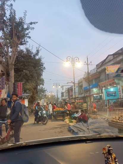 Vegetable shops are set up illegally on the main road