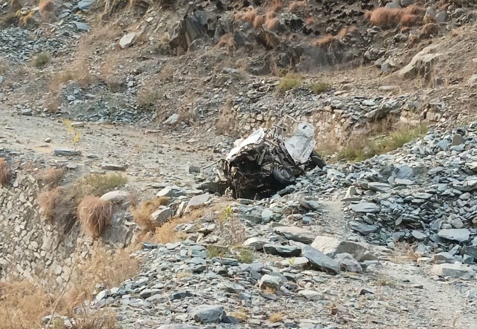 They were sitting in the car after taking lift, died, gave unforgettable wounds to four families. The accident happened on Dhakog-Tarela road of Bharmour