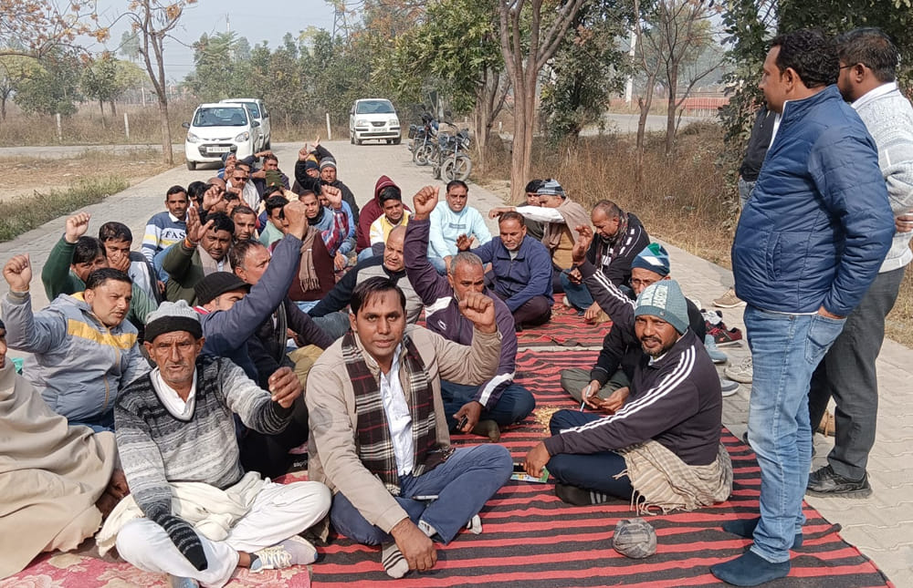 Electricity workers staged a protest against the assault on the team