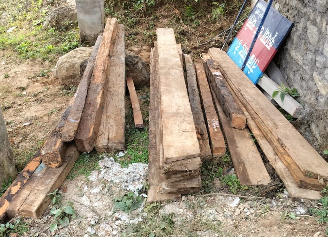 One arrested with six boxes of Khukri, 23 boxes of beedi and timber