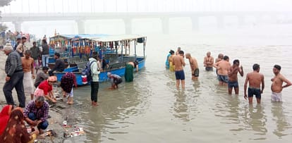 Budaun News: मार्गशीर्ष पूर्णिमा पर गंगा में लगाई डुबकी, घाट पर की पूजा-अर्चना Dip in Ganga on Margashirsha Purnima, worship at the ghat