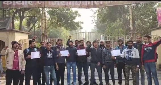 Demonstration against not getting relaxation in age limit