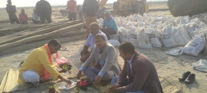 Construction of pontoon bridge on the third bank of Sharda begins with worship.