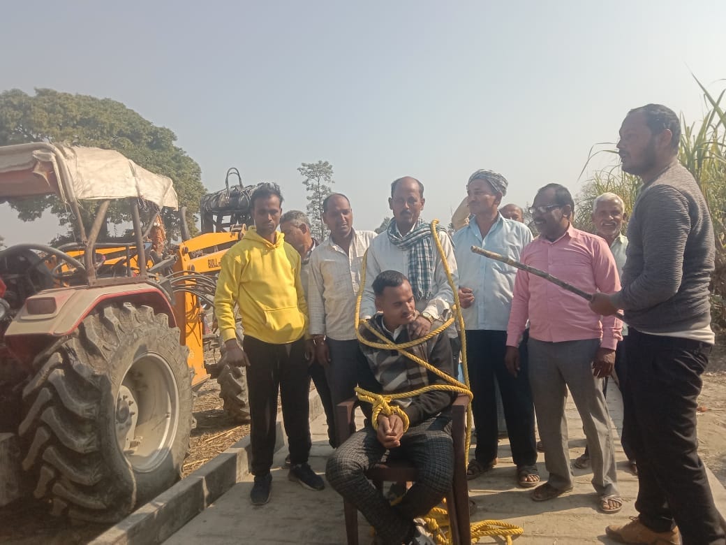 Ruckus among farmers angry over not getting slip, weighing in-charge and watchman tied up