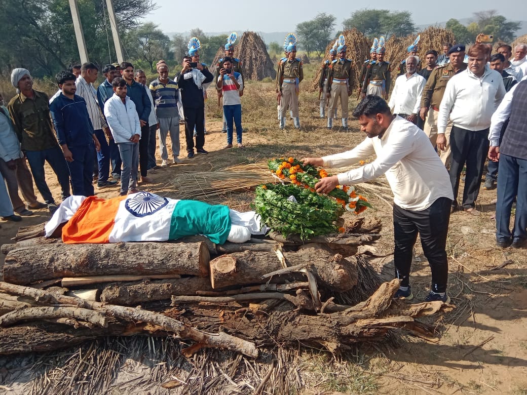 Last farewell to CRPF jawan with tearful eyes