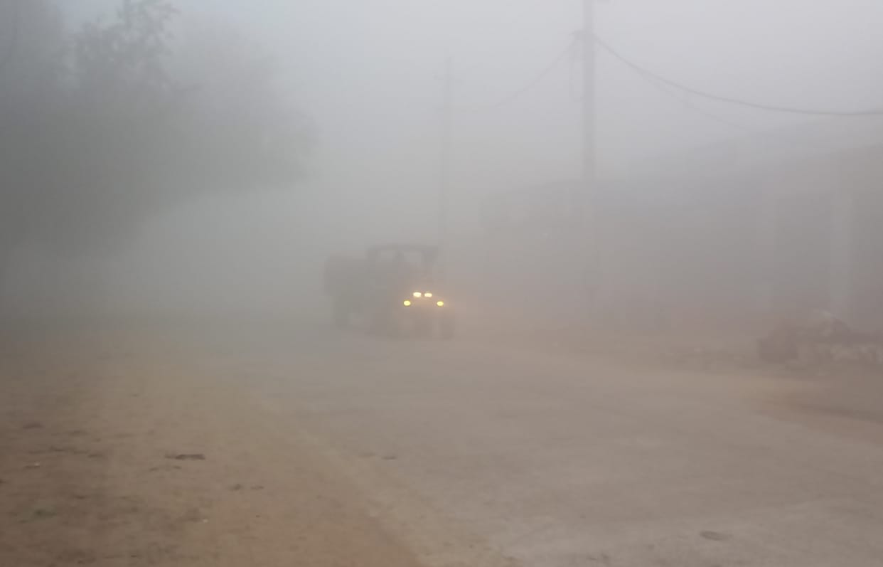Two cars collided with a trolley parked on the roadside in fog, two injured