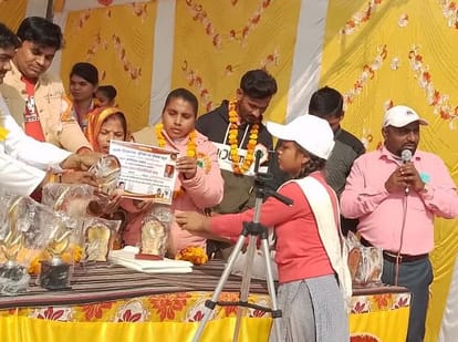 Anamika and Rahul top in general knowledge competition